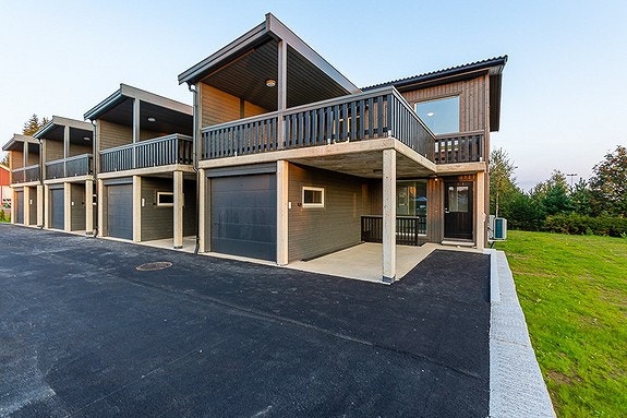 Utevendig med asfalt, Carport, garasje og takterrasse Galleribilde