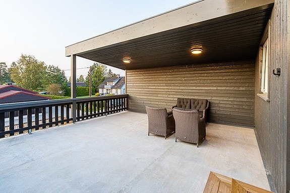 Stor delvis overbygget terrasse i 2 etg Galleribilde