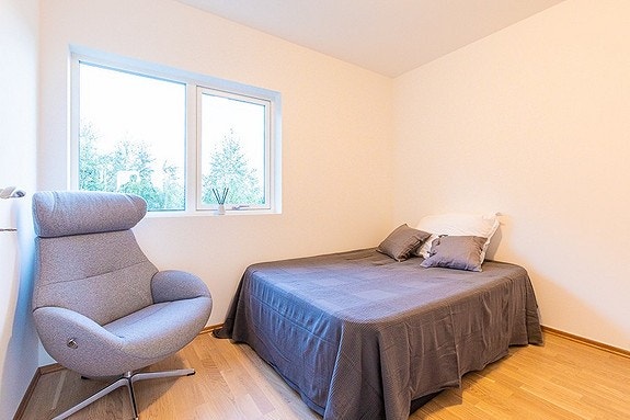 Soverom 1, med skyvedør garderobe. 2 etg Galleribilde