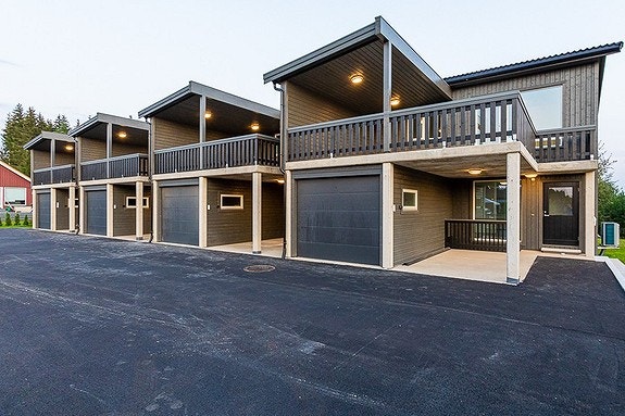 Vestvendt terrasse, med inngang, carport, og Garasje Galleribilde