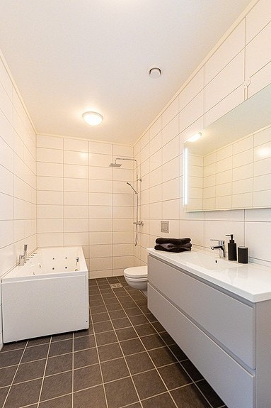 2 etg: Hoved bad , med badekar og dusj Galleribilde