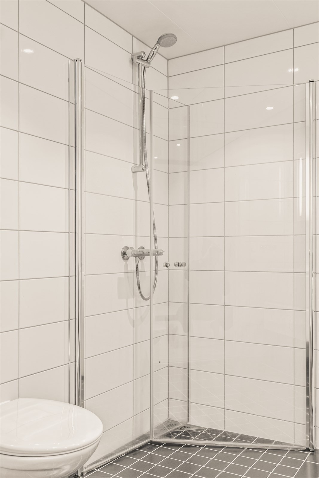 Plassbesparende innfellbare dusjvegger. Vannbåren varme i gulv for energieffektiv oppvarming Galleribilde