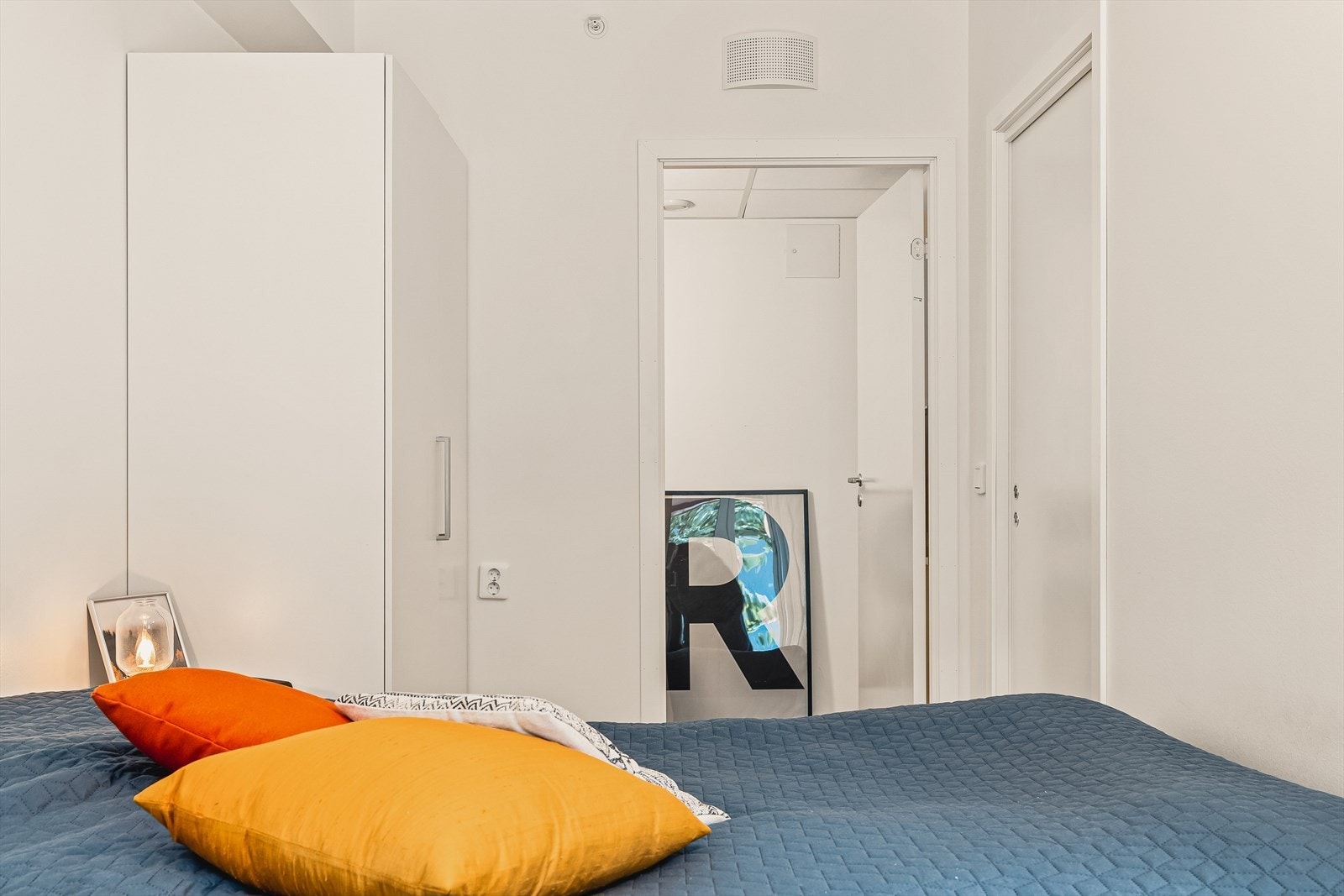 Direkte adkost fra sovero til innvendig bod som kan innredes som et hjemmekontor eller walk-in garderobe for den som ønsker seg det. Galleribilde