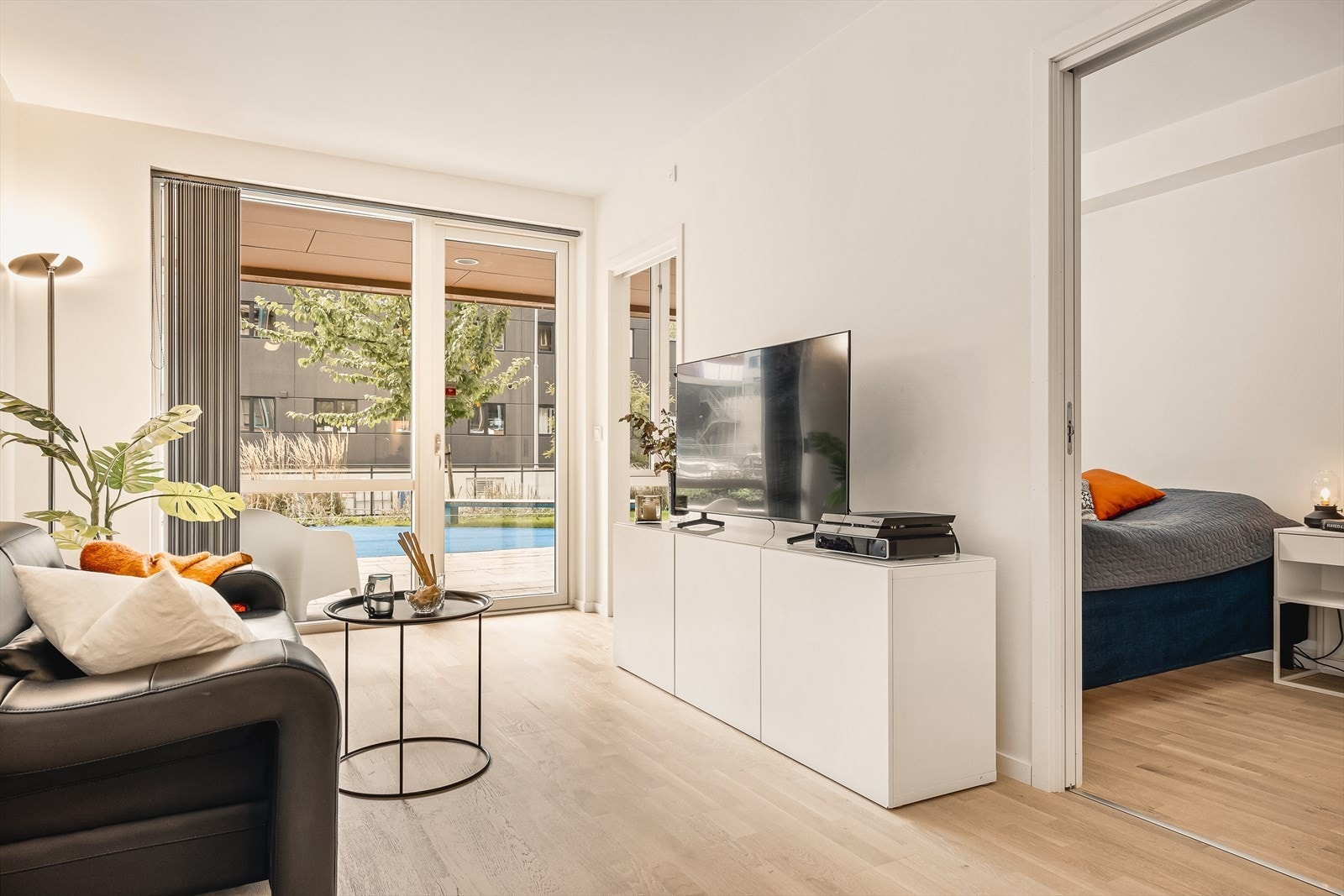 Store vindusflater sørger for godt med naturlig lys Galleribilde