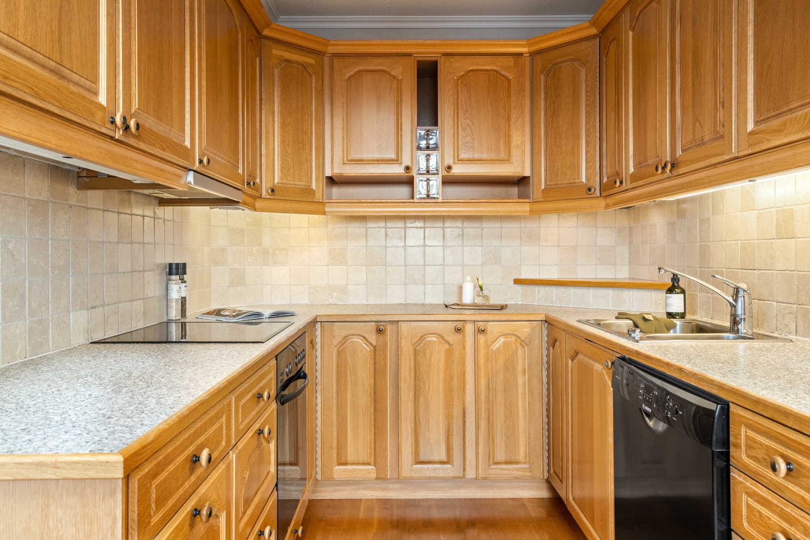 Kjøkken med god benk- og skapplass Galleribilde