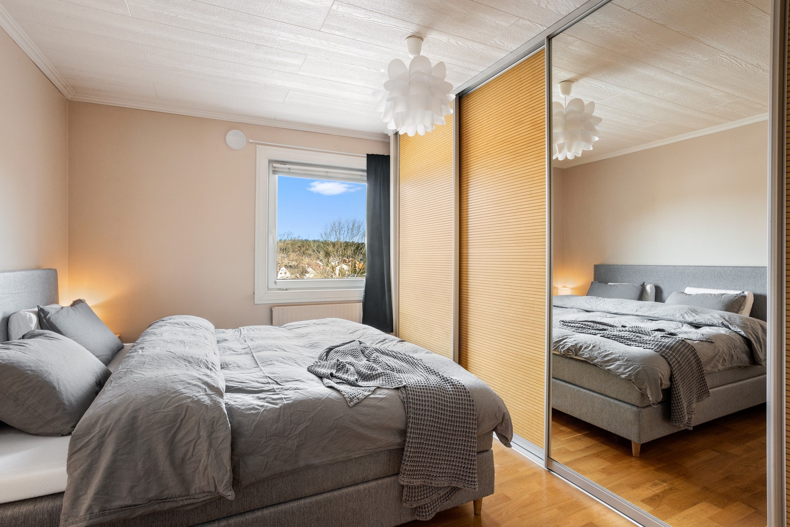 Hovedsoverommet har stor garderobe Galleribilde