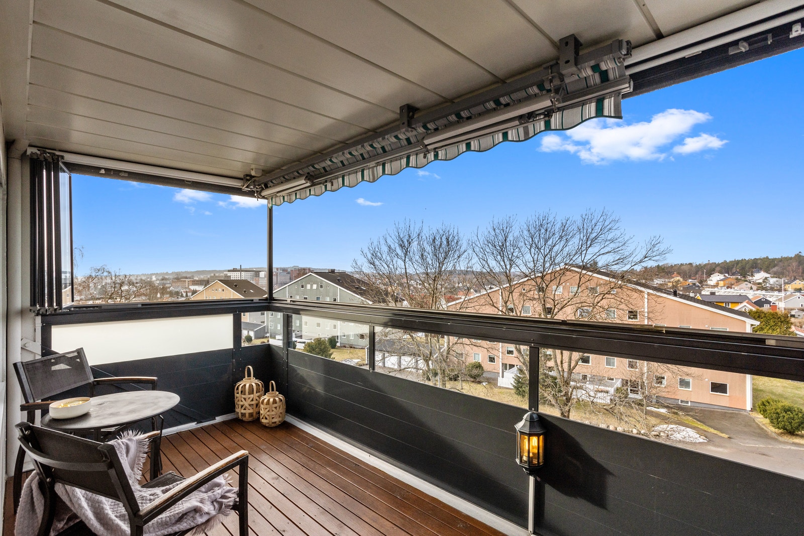 Balkongen er orientert mot vest og har sen kveldssol Galleribilde