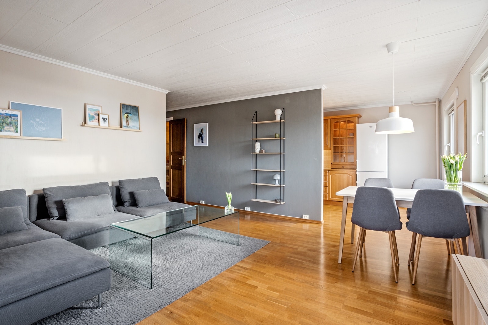 Stuen er lys og rommelig Galleribilde