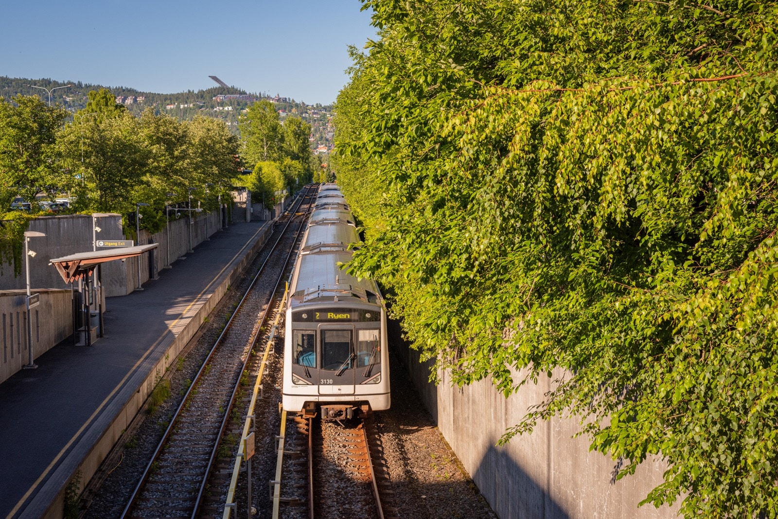 T-banen (linje 2) bruker 14 til Majorstua hvor det er overgang til alle t-banens linjer. Galleribilde