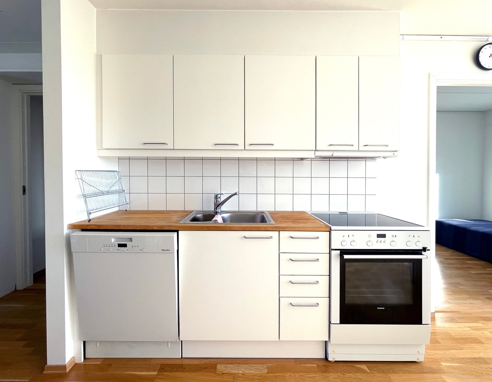 Kjøkken med Siemens komfyr og ny Miele oppvaskmaskin Galleribilde