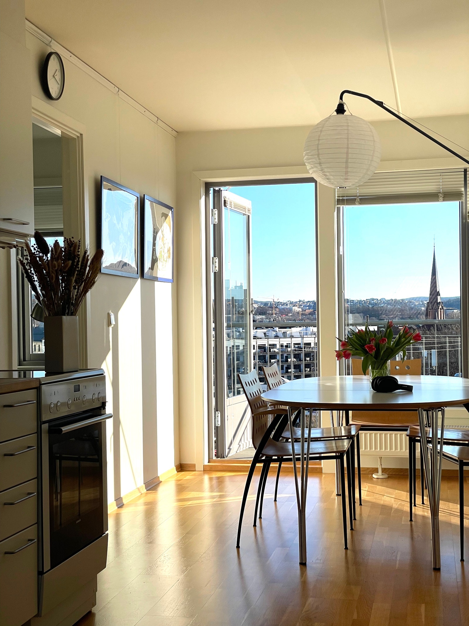 Spisestue med utgang til balkong. Galleribilde