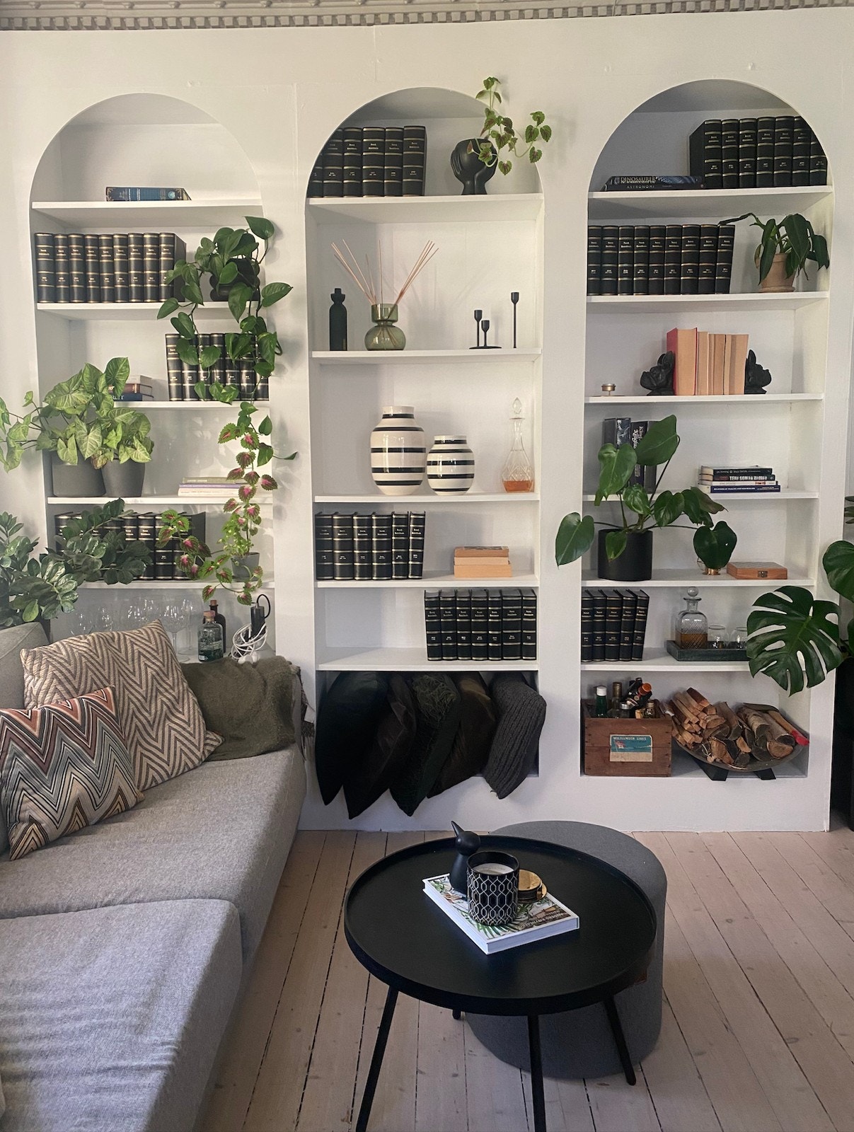 Leiligheten er fylt med planter som gir liv! Sofaen skal byttes ut sommeren 2023 Galleribilde