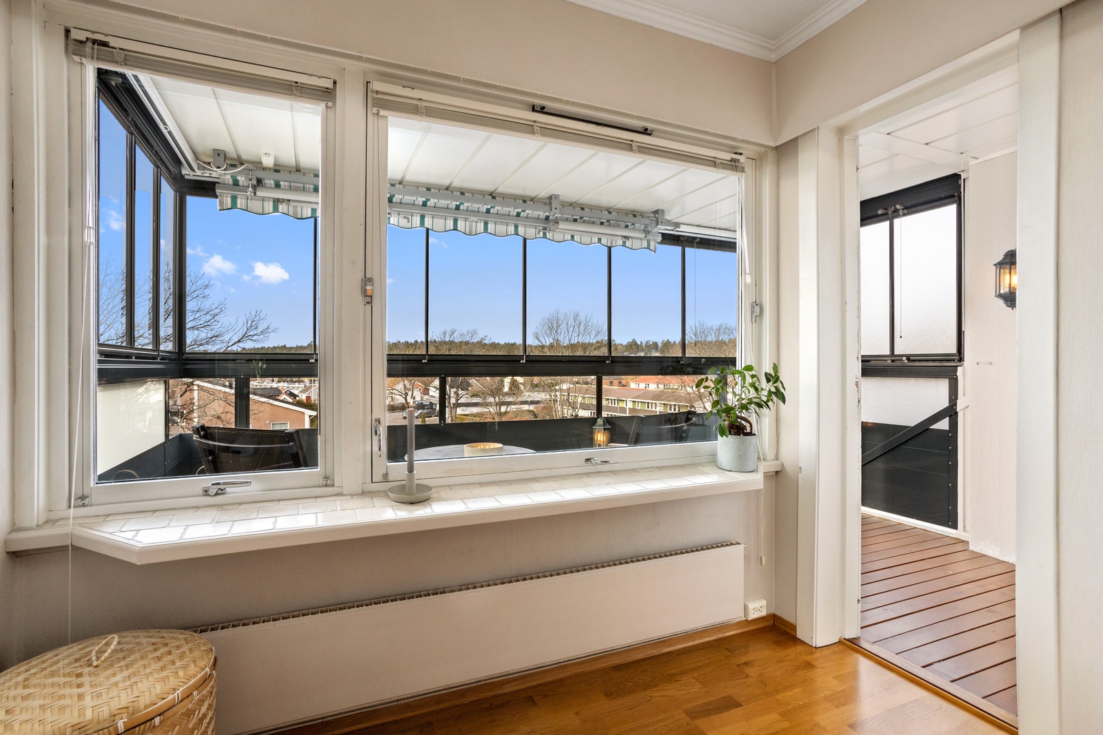 Utgang til innglasset balkong Galleribilde