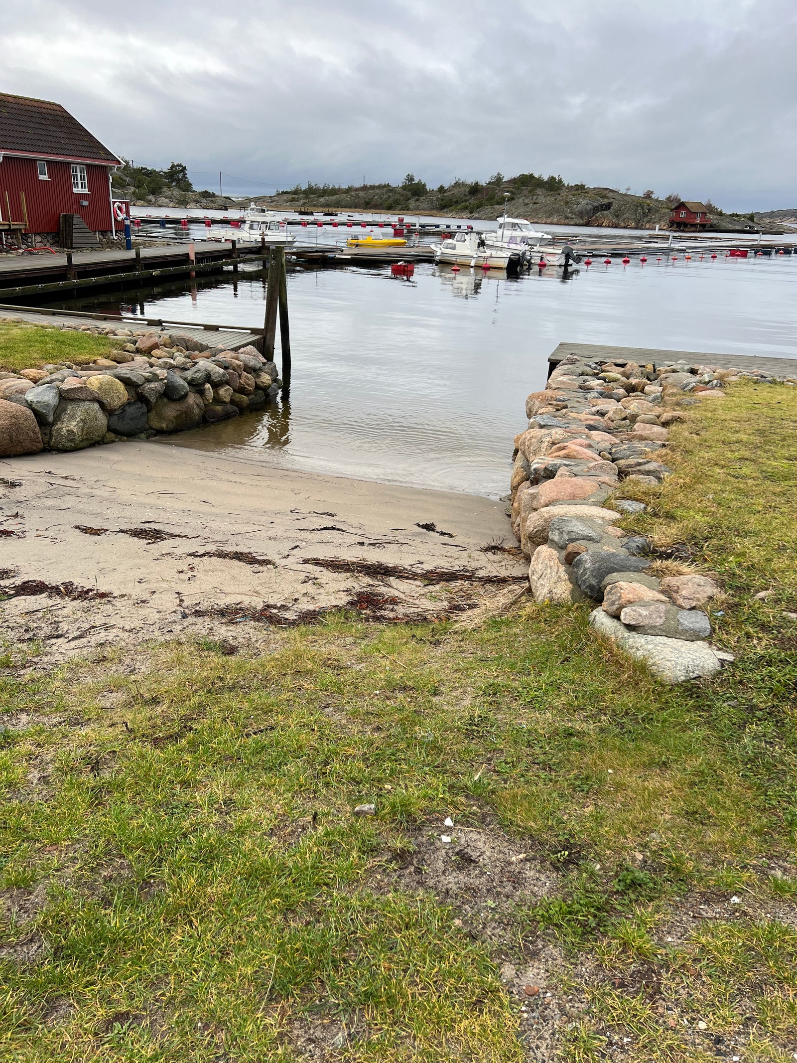 Deilig badeplass for de minste ved brygga, 3 minutter unna. Galleribilde
