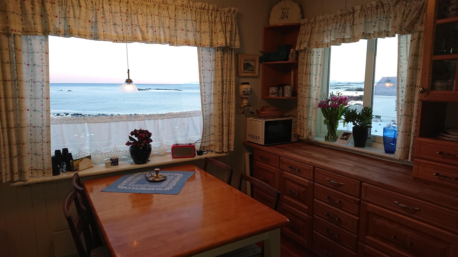 Kjøkken med utsikt mot fiskefeltet på yttersida Galleribilde