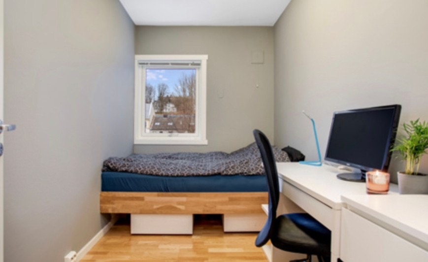 Soverommet som leies ut er på 7 m2, møblert med seng og skrivebord Galleribilde