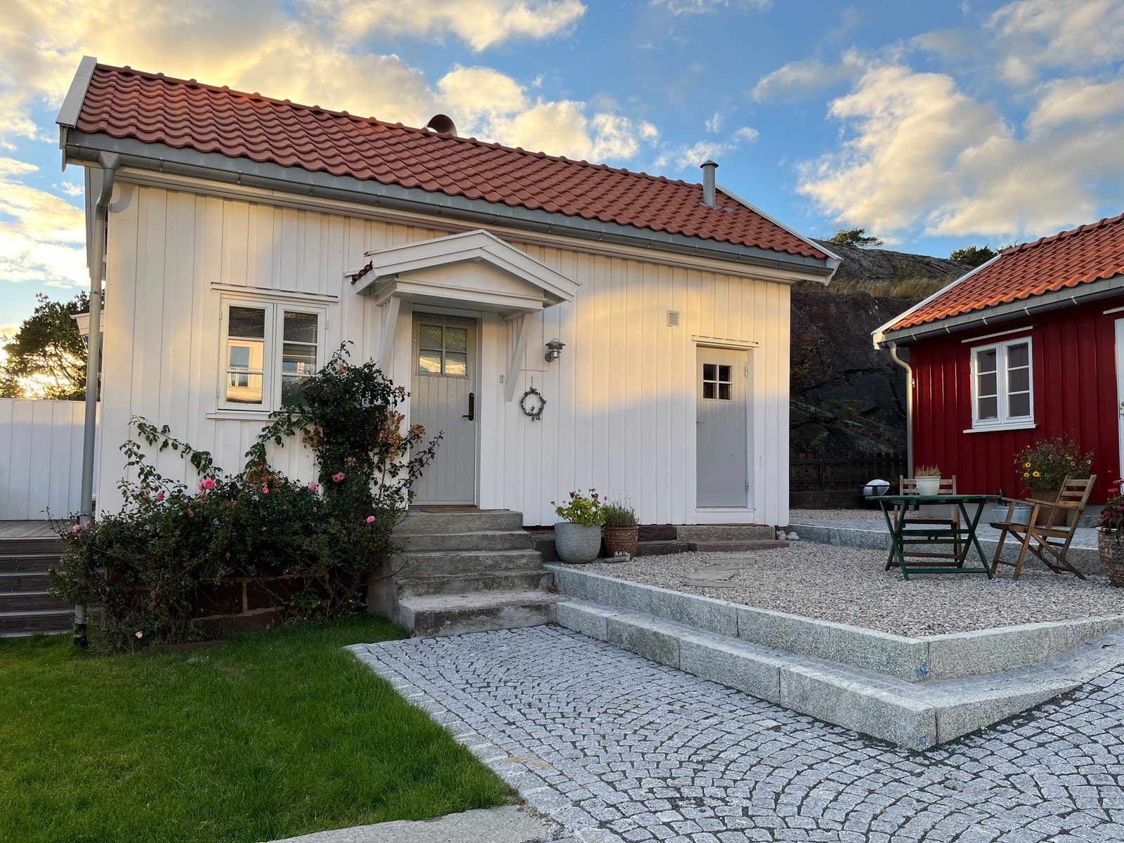 Opparbeidet liten sitteplass med morgensol Galleribilde