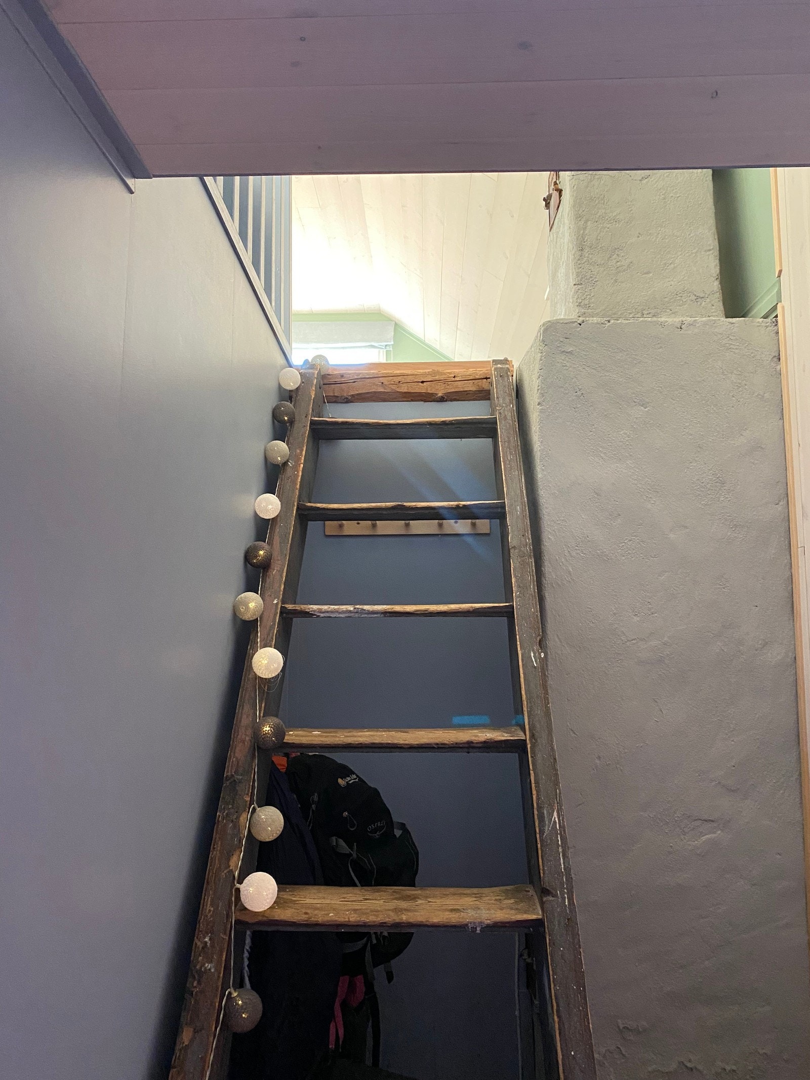 Trappestige opp til hems Galleribilde