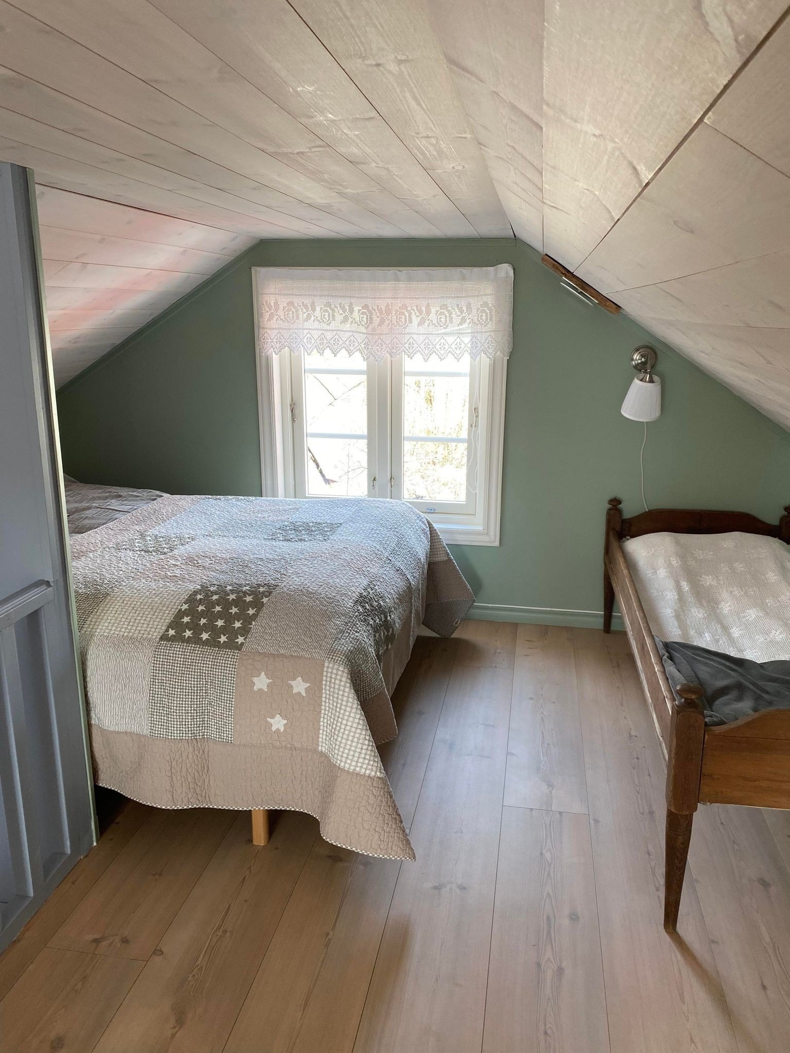 Ekstraseng er byttet til en større slik at det er plass til en voksen Galleribilde