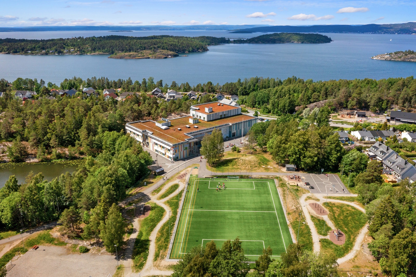 Brevik skole og grendesenter er 7 min. gange fra Bjørnebærstubben. Her ser du også Breviktjernet til venstre Galleribilde
