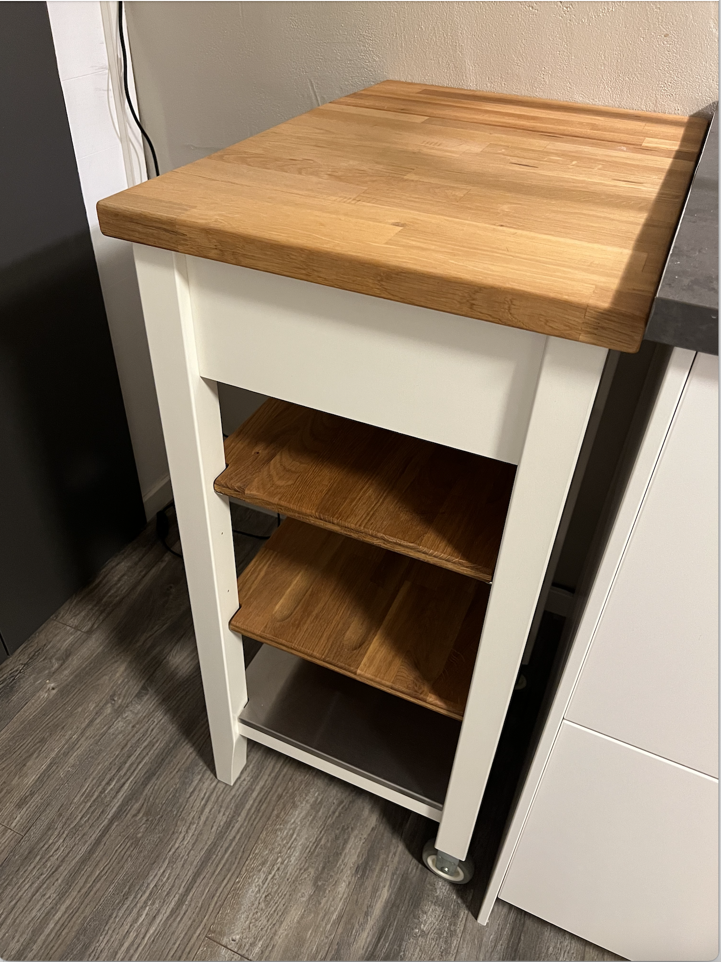 Ekstra oppbevaring og benkeplass med trancherbord Galleribilde