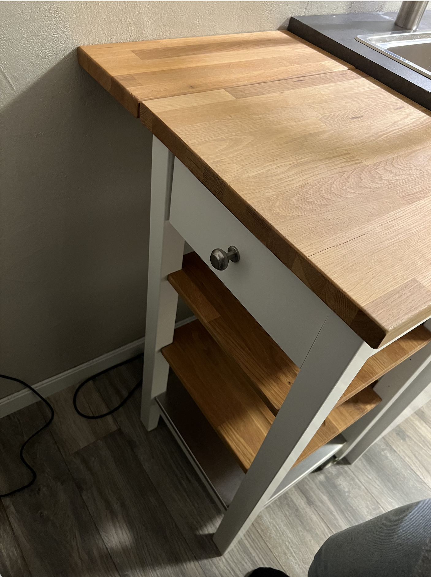 Ekstra oppbevaring og benkeplass med trancherbord Galleribilde