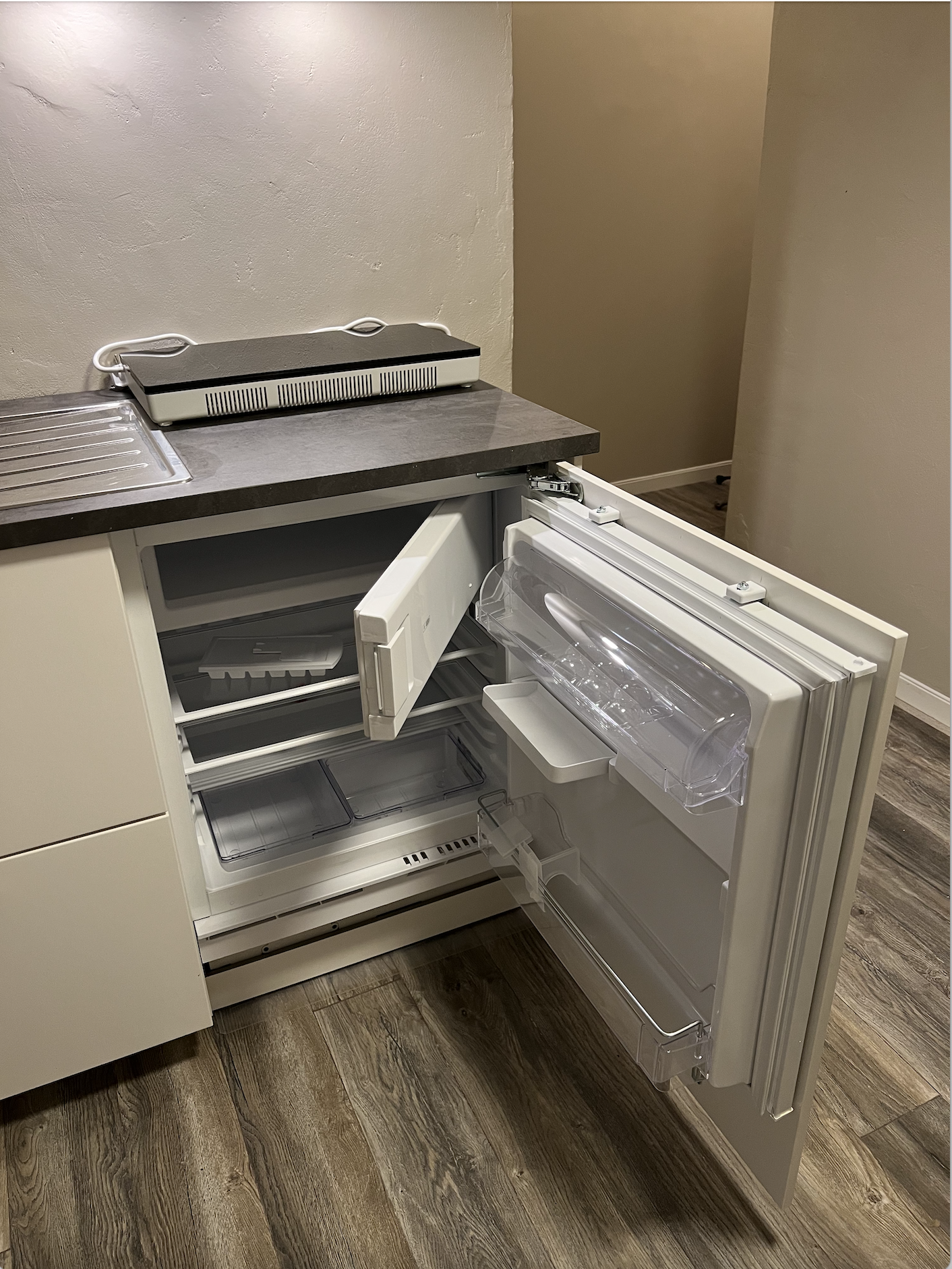 Helt nytt kjøleskap med frys Galleribilde