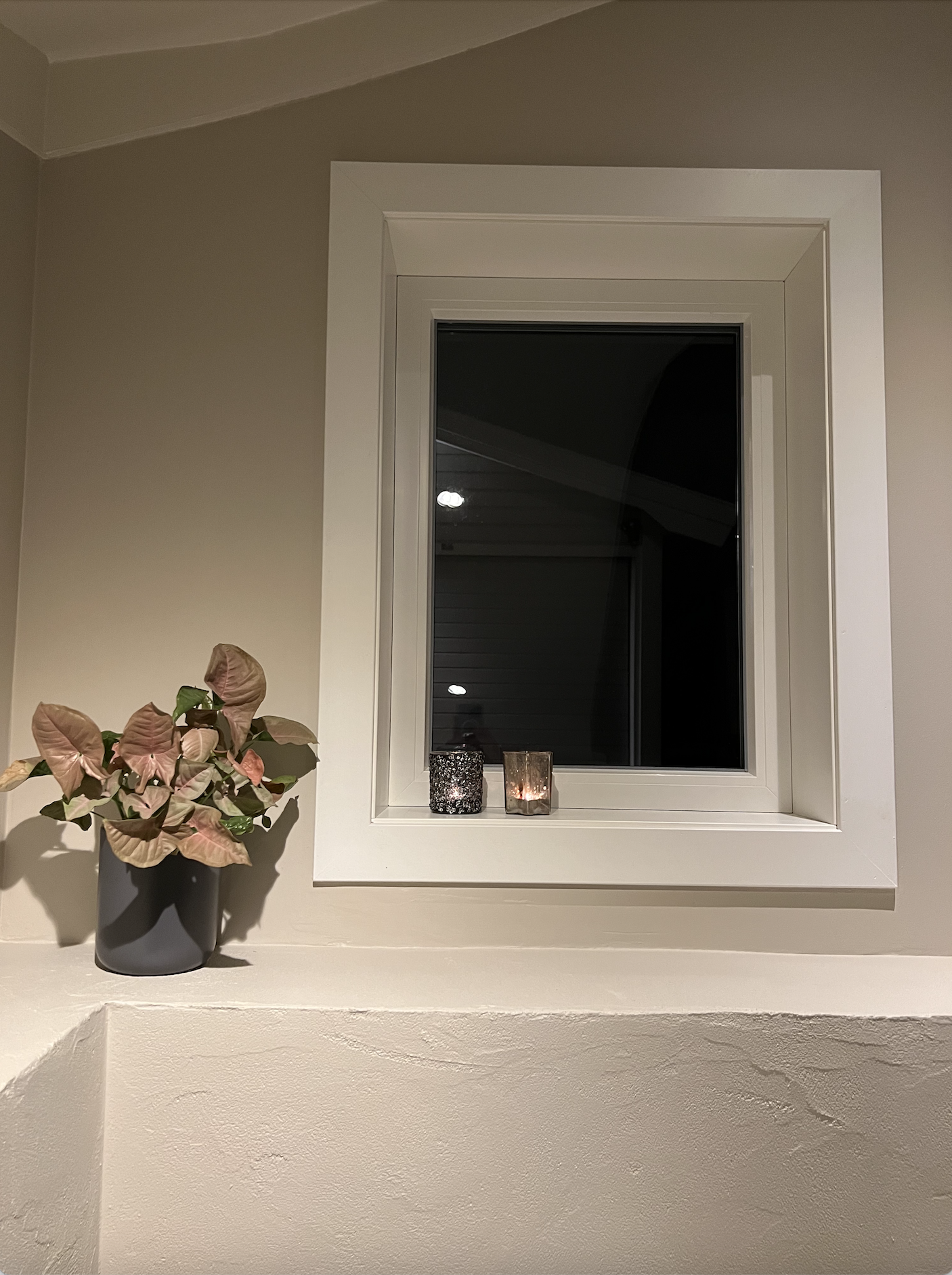 Koselig vinduspost i gang med lysinnslipp til kjøkken Galleribilde