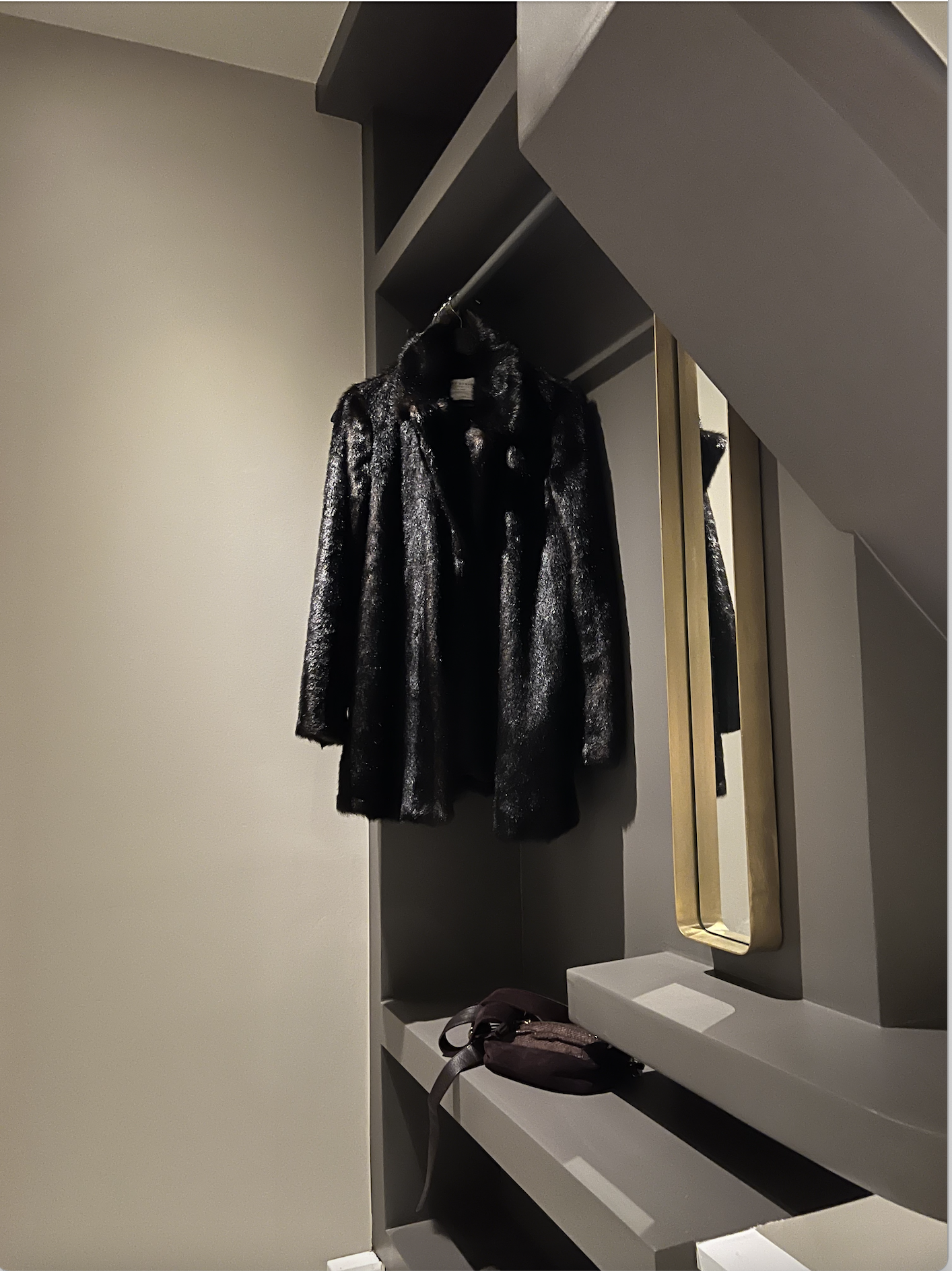 Plassbygd garderobe med smart oppbevaring. Knagger på vegg kommer. Galleribilde