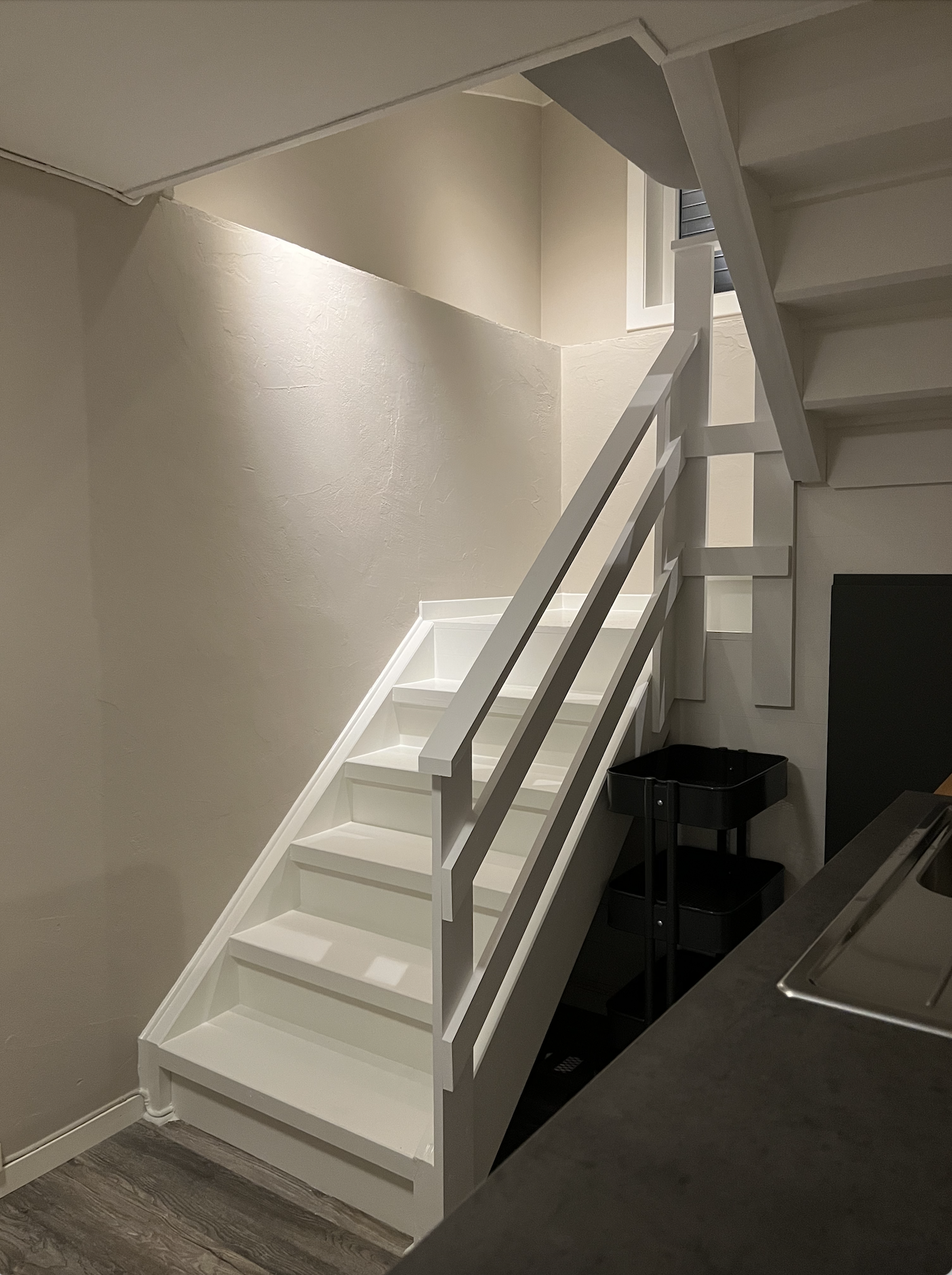 Lagringsplass under trappen og i smart trillebord til oppbevaring Galleribilde