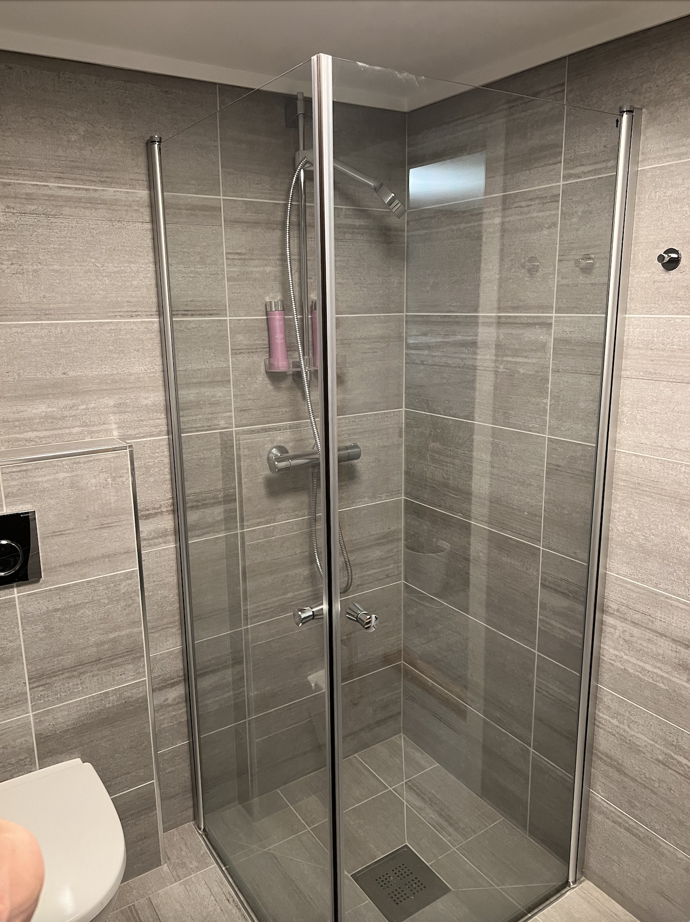 Stor dusj med glassdører som kan felles inn for større gulvareal Galleribilde