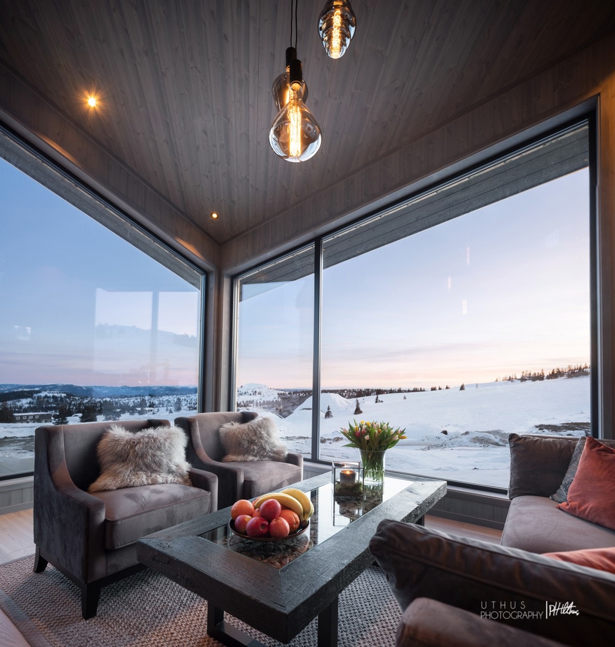 Fantastiske vindusflater i stuen - bilde fra tidligere visningshytte - avvik kan forekomme Galleribilde