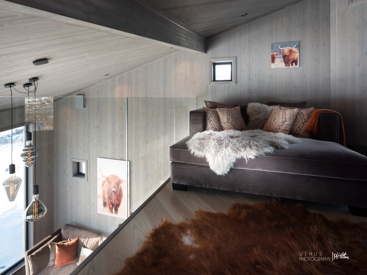 Loftstue med glassrekkverk mot stuen nede - bilde fra tidligere visningshytte - avvik kan forekomme Galleribilde