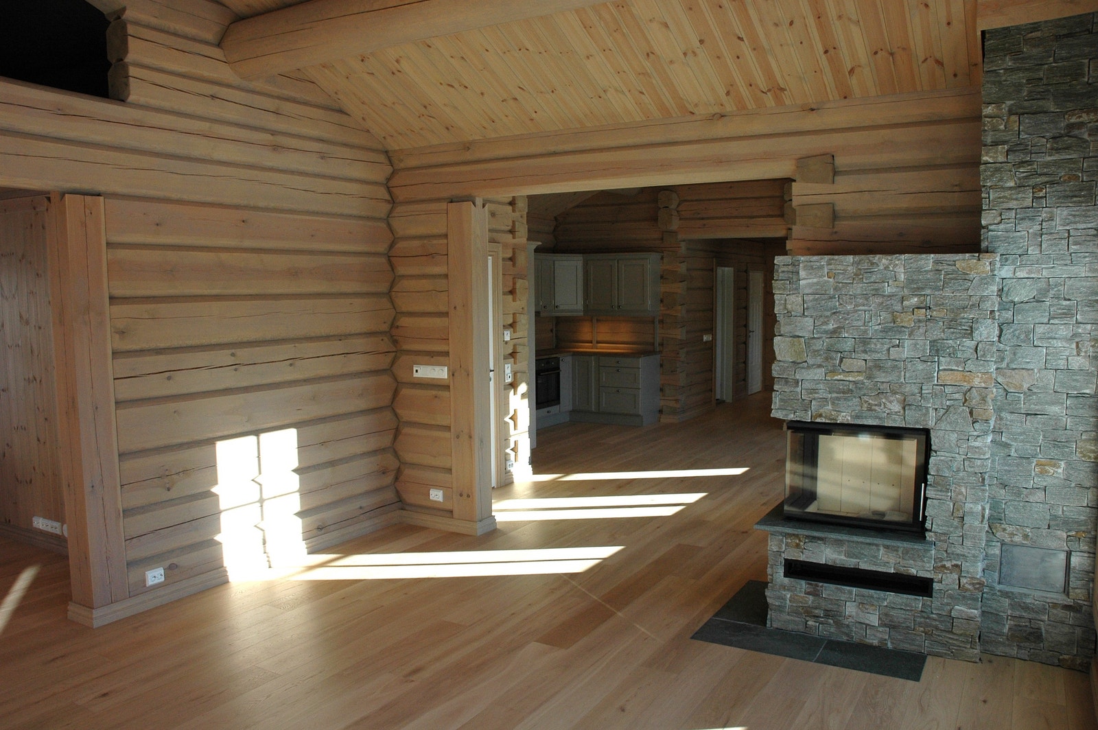 Egen tv-stue til venstre. Praktisk hems. Stor stue med mange møbleringsmuligheter. Koselig peis er synlig fra både kjøkken og stua, og kan varme opp flere rom. Galleribilde