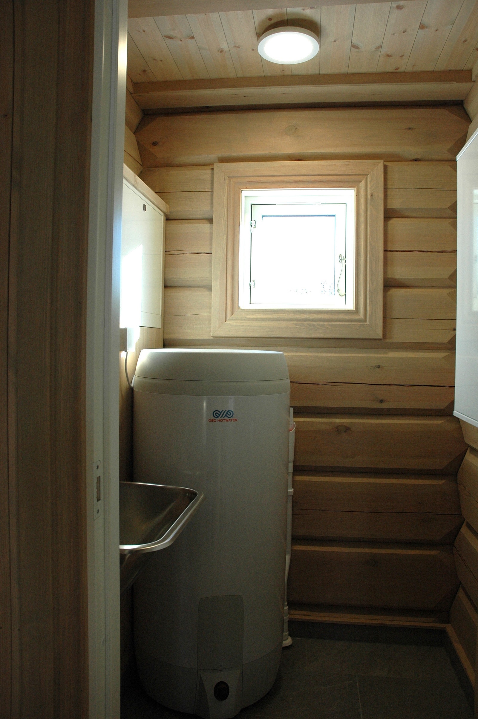 Vaskerom. Stor utslagsvask, 200L varmtvannstank, sikringsskap mm. Opplegg for vaskemaskin. Galleribilde