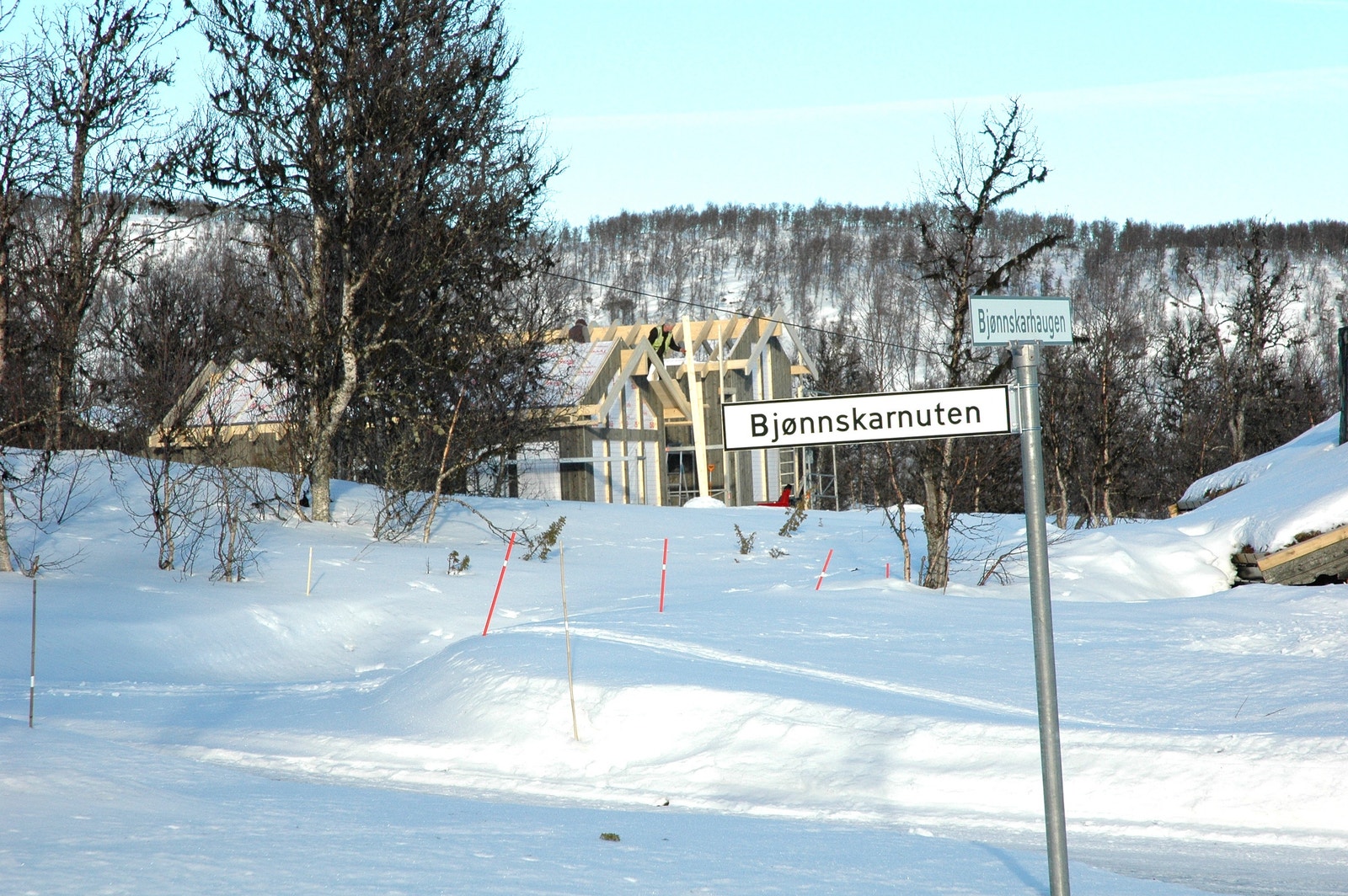 Hytte under oppføring i den midtre delen av Bjønnskarhaugen hyttefelt. Galleribilde