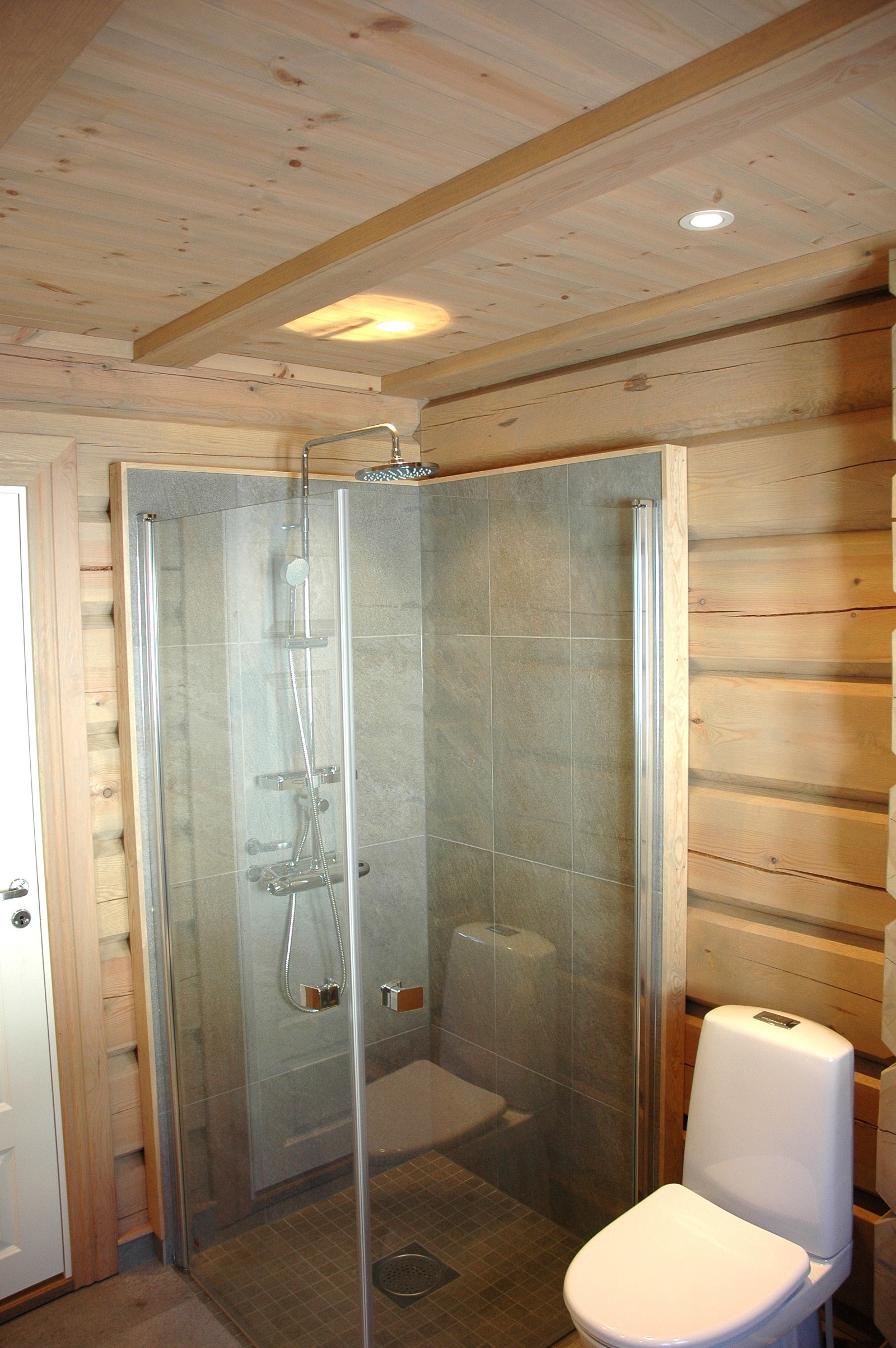 Romslig, firkantet dusjhjørne med Trust Silver fliser på vegger og mosaikkfliser på gulv. Kombinert dusjhode og regnfallsarmatur. Galleribilde