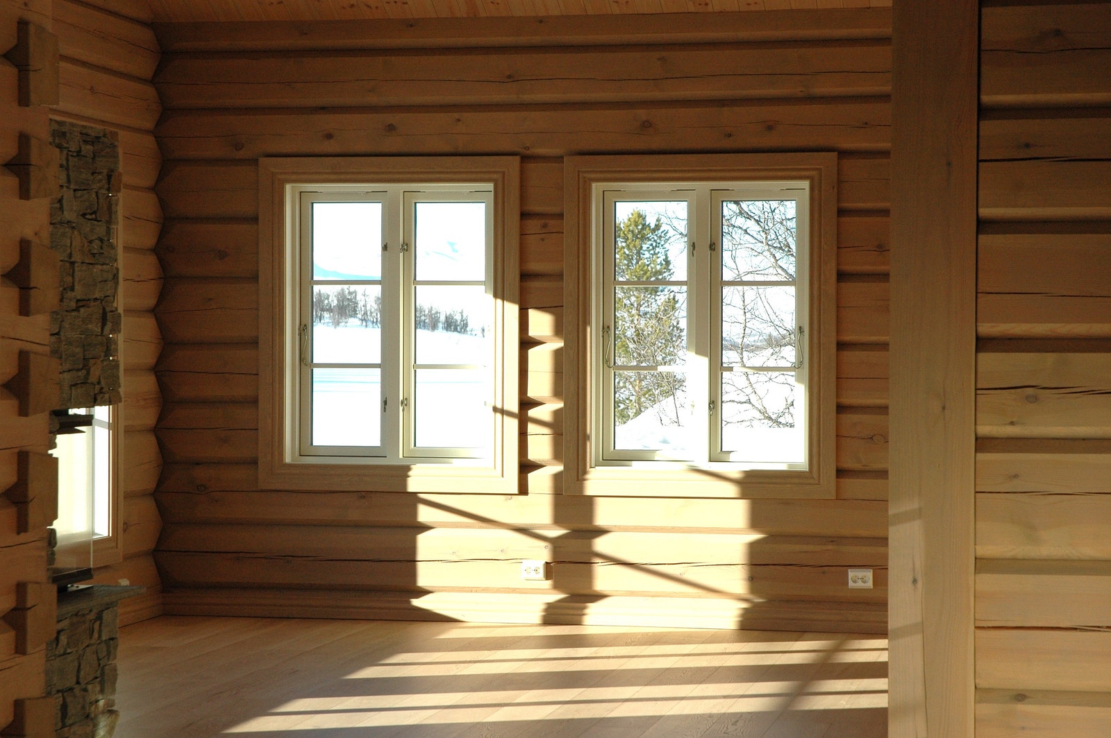 To store vinduer tar inn utsikten mot Raulandsfjell. Galleribilde