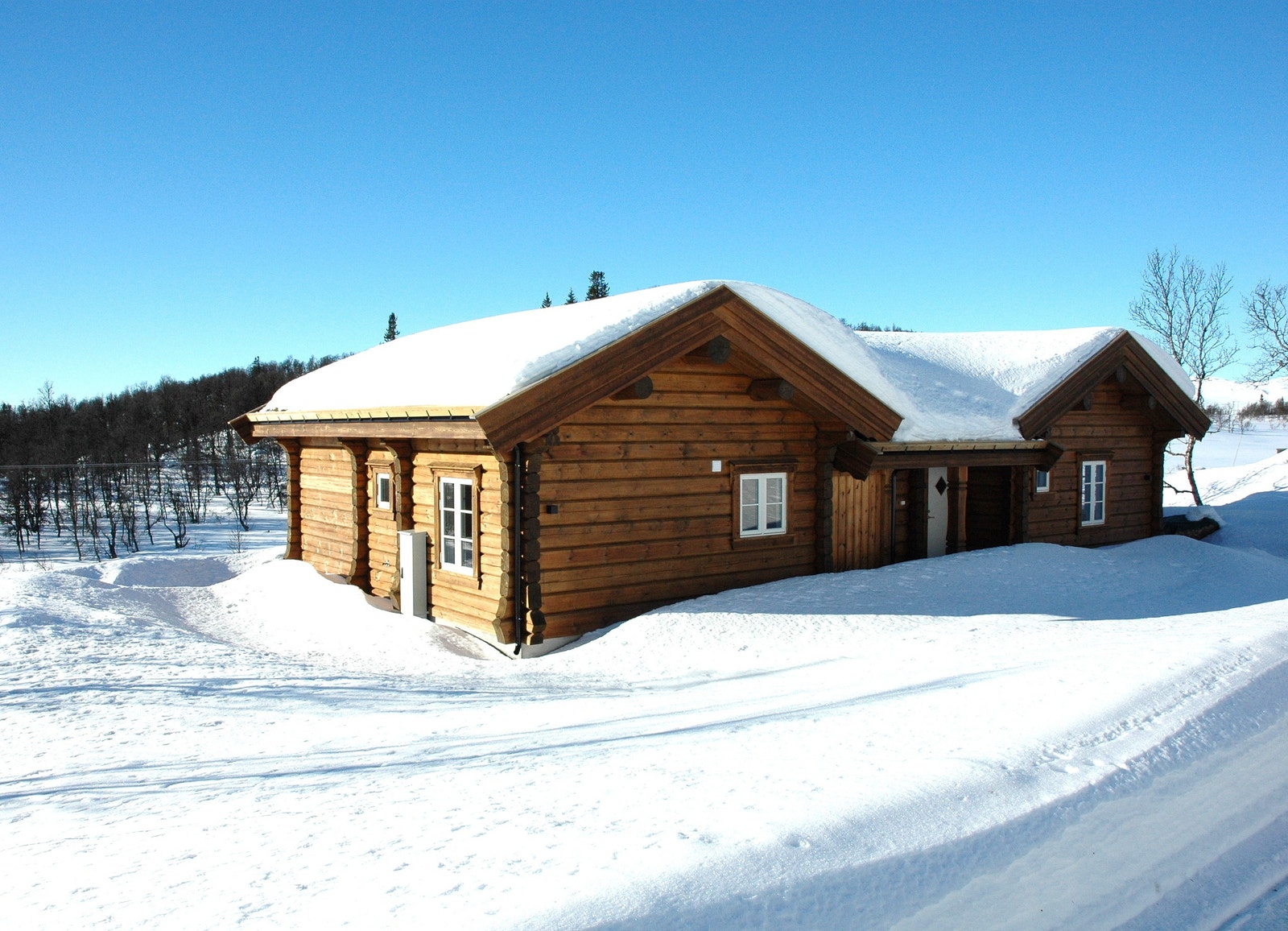 Hytta ligger på en egen pynt, høyt og fritt. Solrik, rolig og sør-vest vendt beliggenhet! Galleribilde