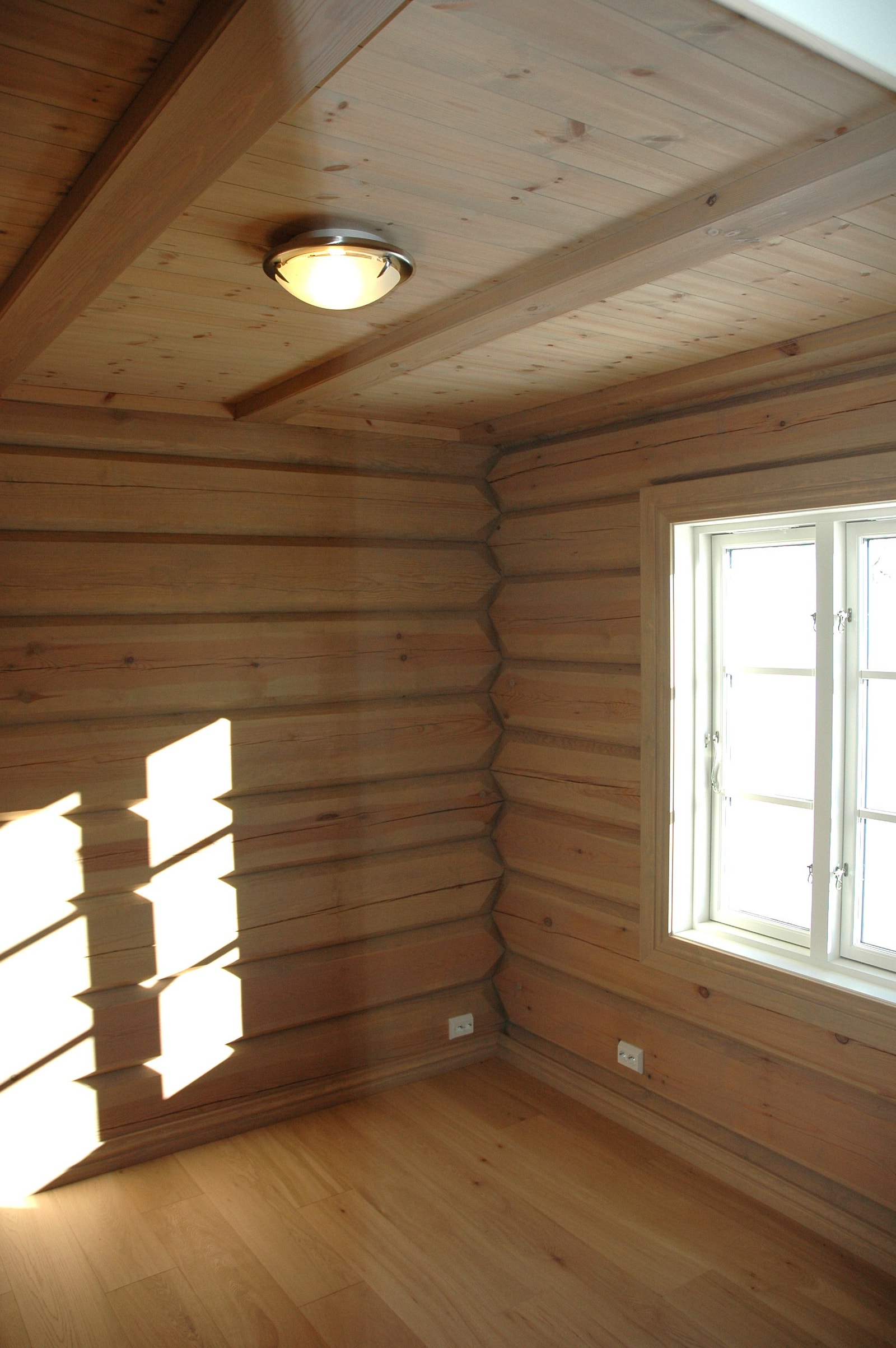 Soverom 1. Hovedsoverommet er av god størrelse og ligger innerst til venstre i hyttas sør-østre hjørne. Galleribilde