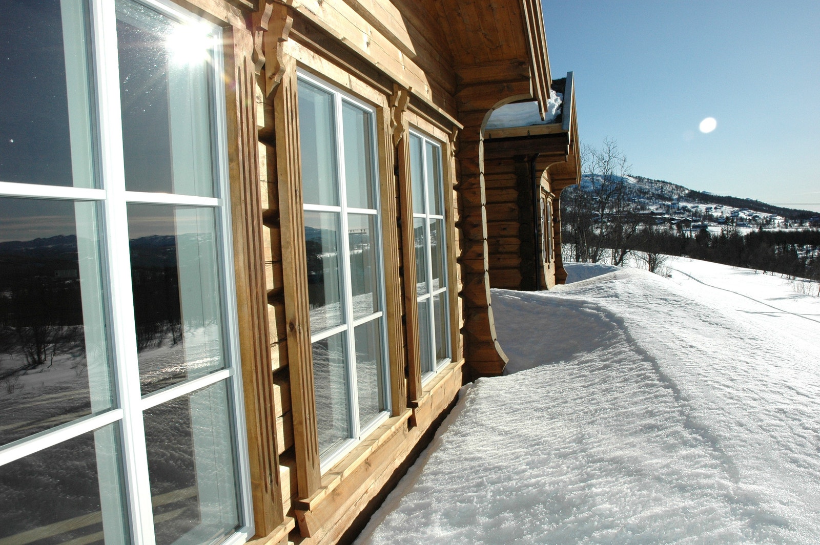 Utsikt mot Rauland Høgfjellshotell, Stavsfjell og Vehuskjerringi i sør. Galleribilde