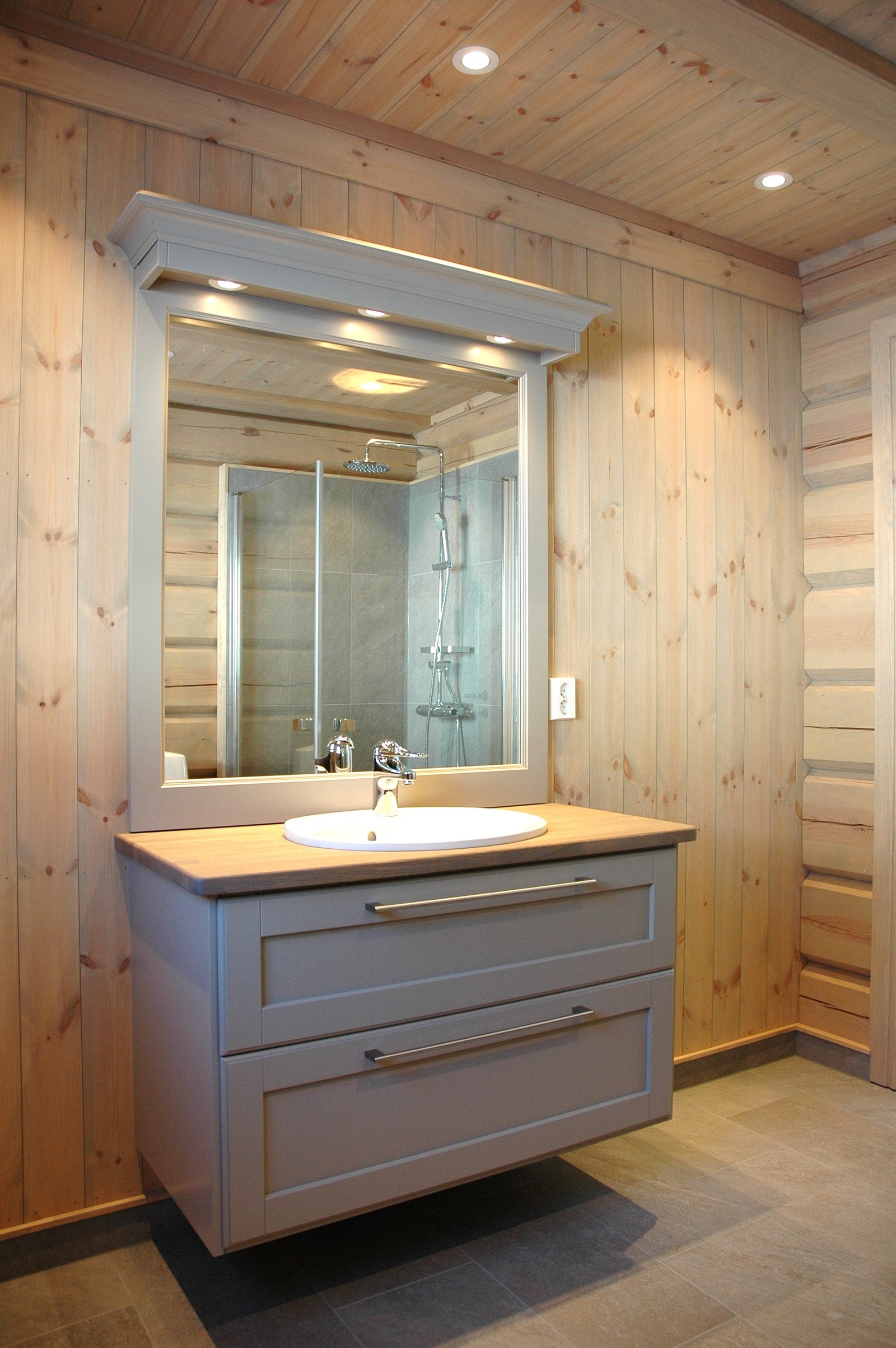 Nydelig baderomsmøbel i fargen Marrakesh fra Kistefos Møbler. Gråoljet benkeplate i eik. Svært gjennomført og stilig baderom. Galleribilde