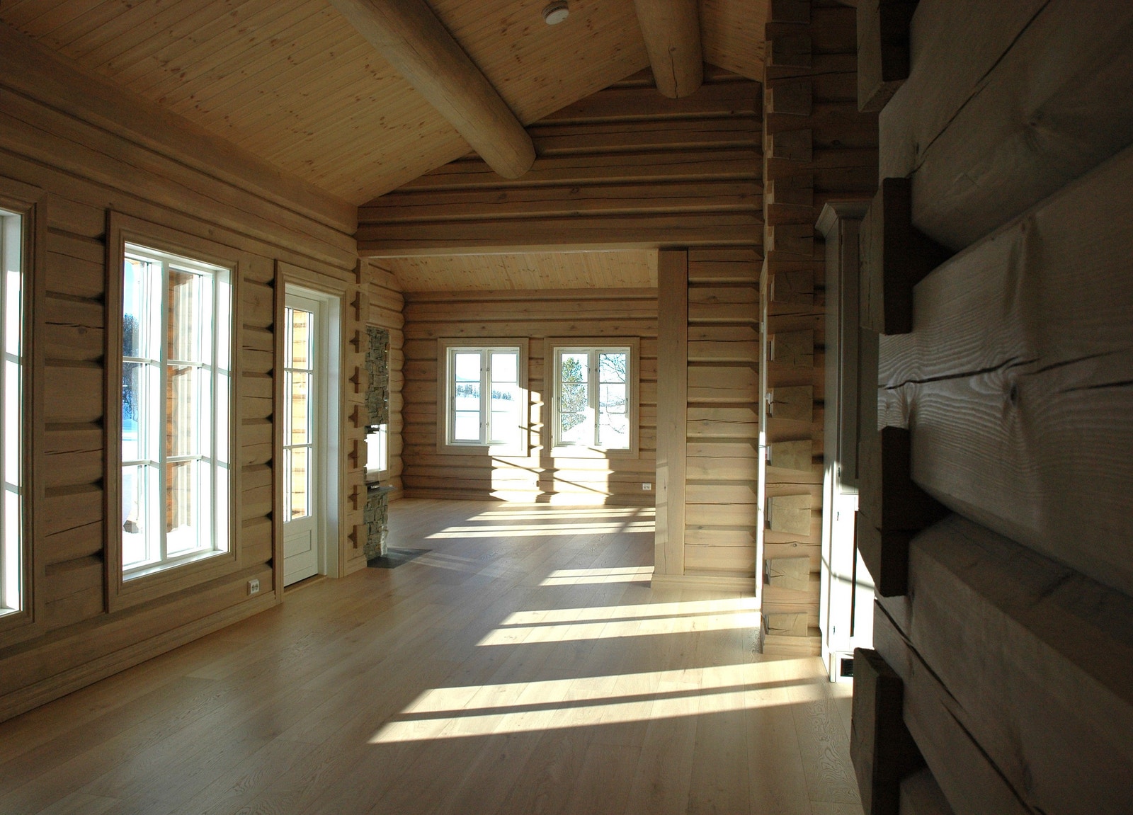 Praktisk spisestue og kjøkken i åpen løsning og god takhøyde. Sinklaft i hjørner innvendig og grove takåser gir et flott, tradisjonelt særpreg. Samtidig er stilen lys, klassisk og tidløs. Galleribilde