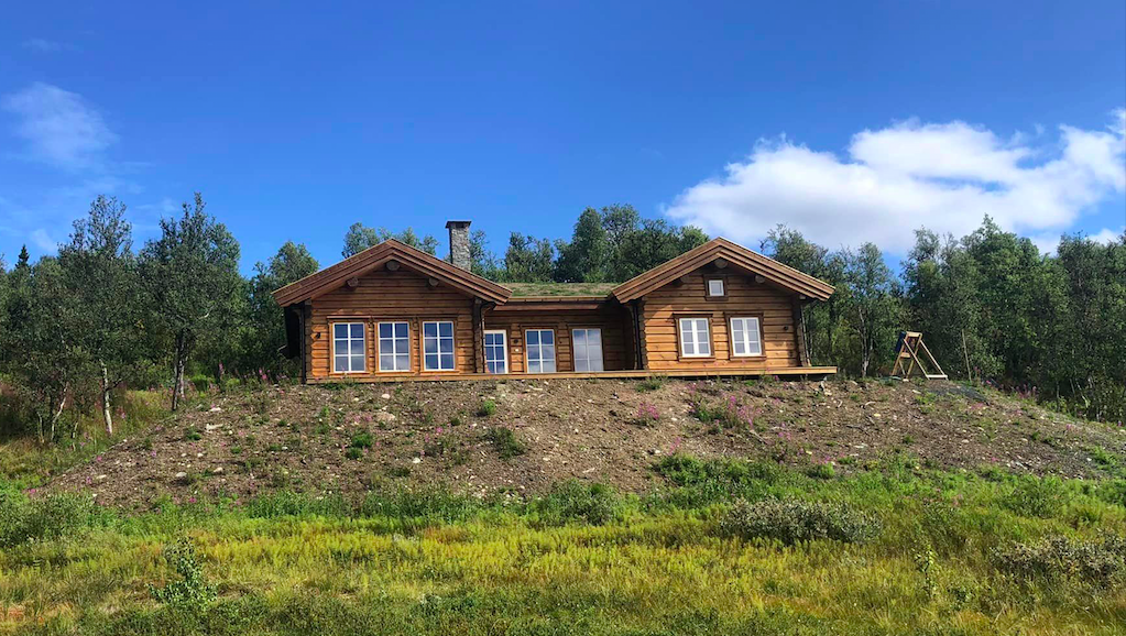 Flott brunbeiset hytte glir perfekt inn i omgivelsene. Pent opparbeidet tomt 54 som ligger høyt og fritt. Galleribilde