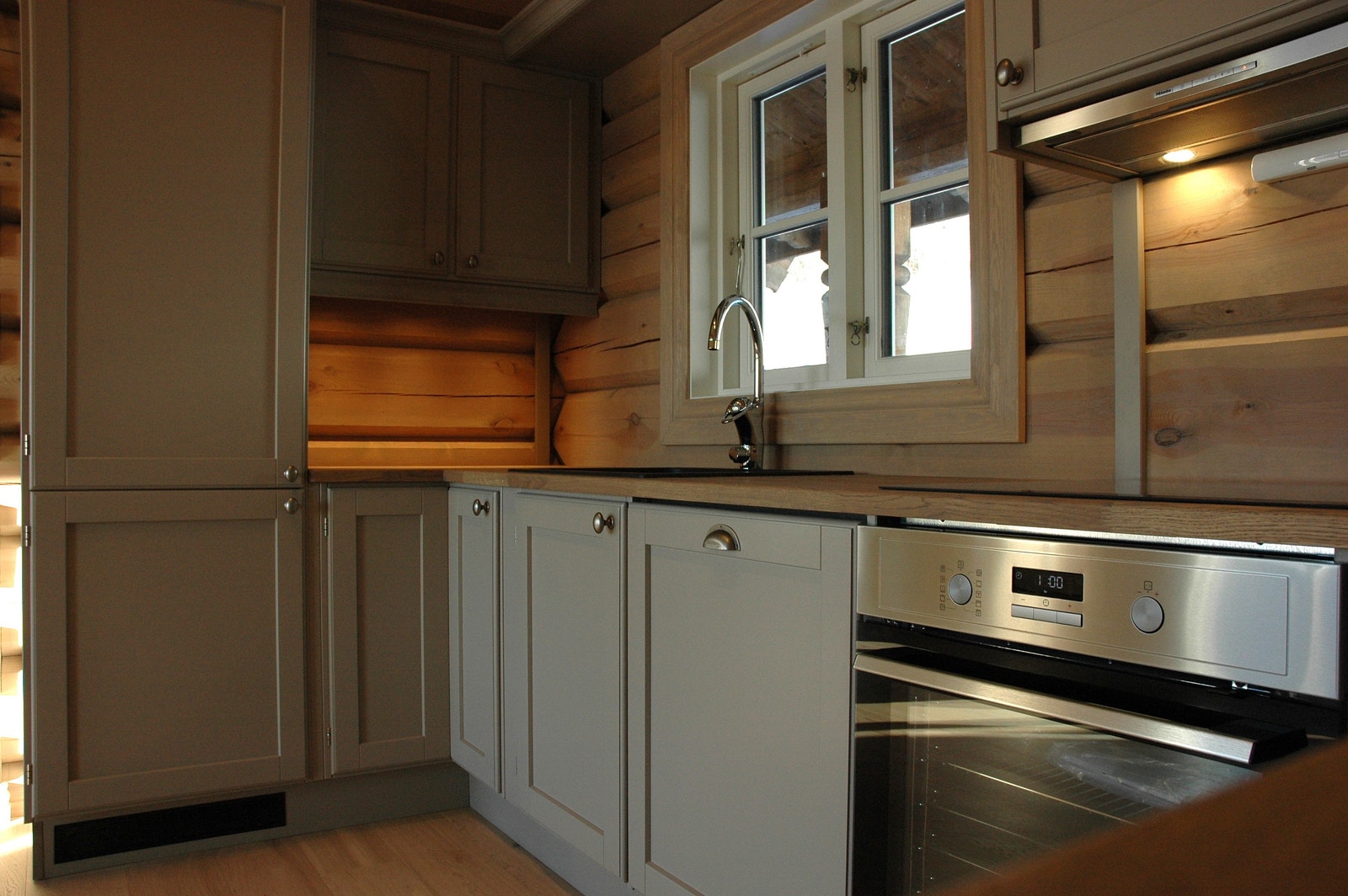 Kjøkkenet er i Trend-serien fra Kistefos Møbler i den populære fargen Marrakesh. Gråoljet benkeplate i eik. Galleribilde