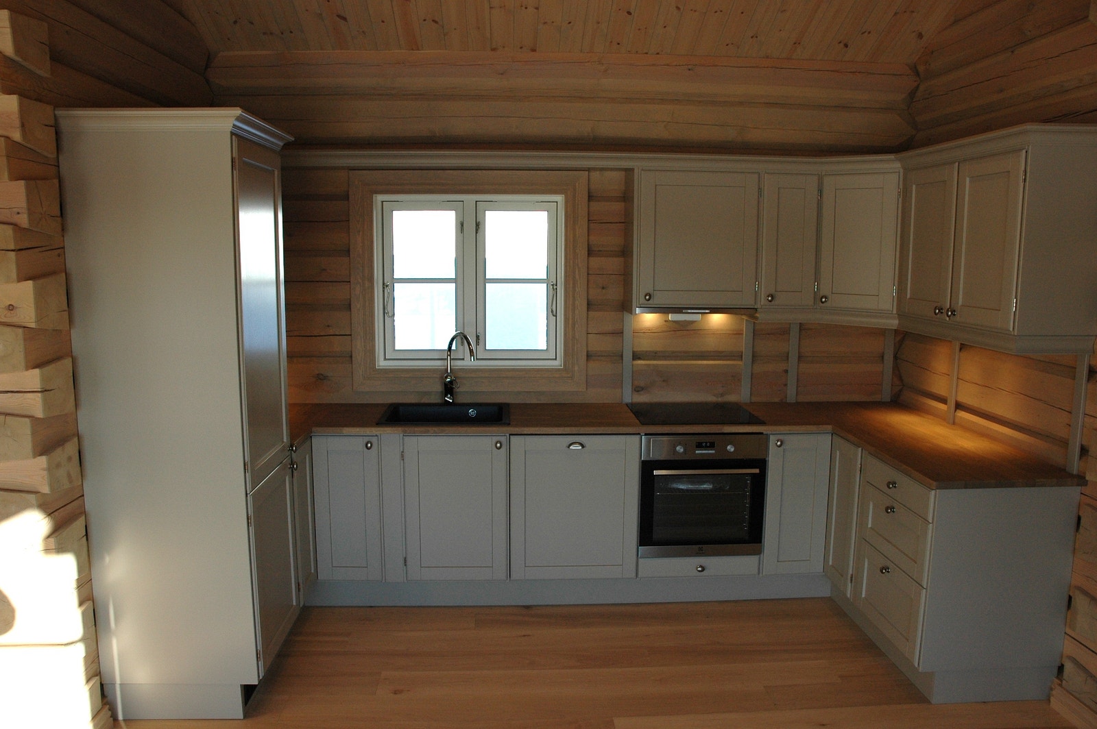 Nydelig kvalitetskjøkken fra Kistefos Møbler med integrerte hvitevarer som kjøl og fryseskap, komfyr samt oppvaskmaskin. Galleribilde