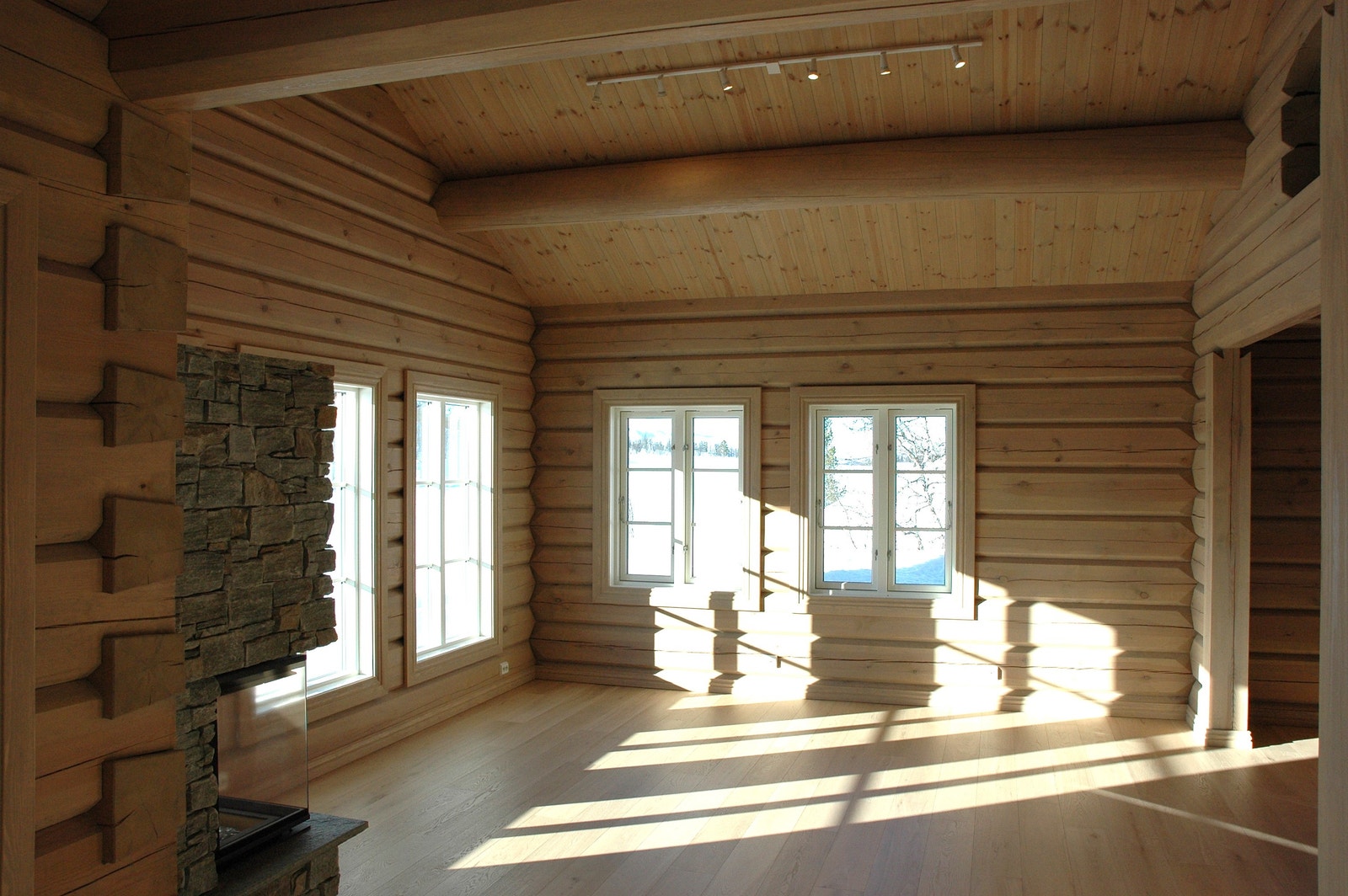 Stor peisestue med hele 5 vinduer gjør stua lys og trivelig. Eksklusivt gulv i 1-stavs Tinnoset natur eikeparkett gir et rent, men naturlig uttrykk. Galleribilde