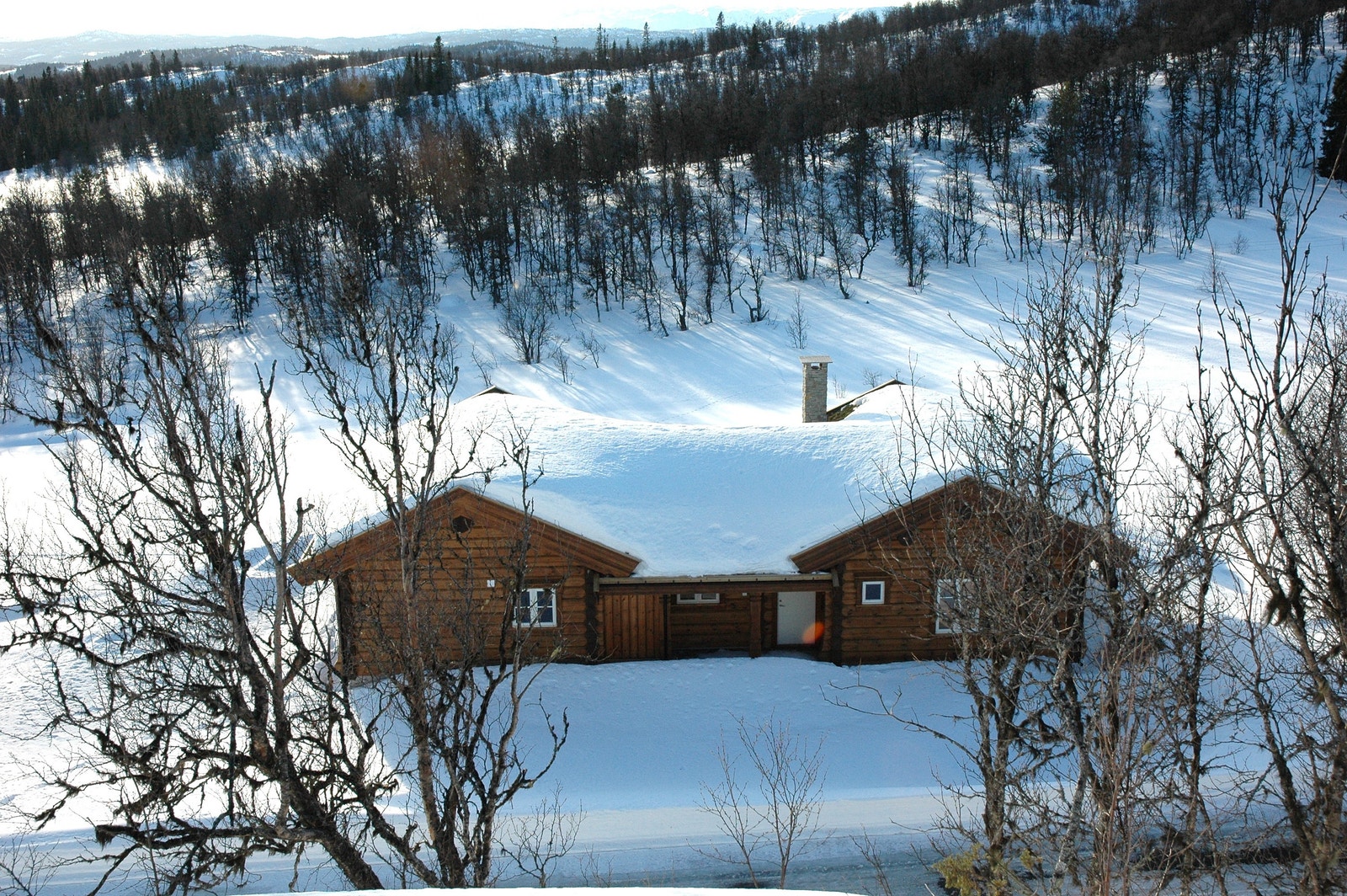 Falkeriset-hytta sett fra øst. Friområde/ingen innsyn fra vest. Usjenert beliggenhet i blindvei uten gjennomgangstrafikk. Galleribilde