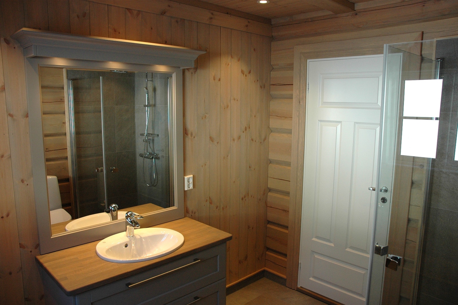 Lekkert bad i harmoniske farger. Kistefos baderomsmøbel, Trust Silver baderomsfliser med varmekabler. Downlights, og opplegg for badekar. Romslig. Galleribilde