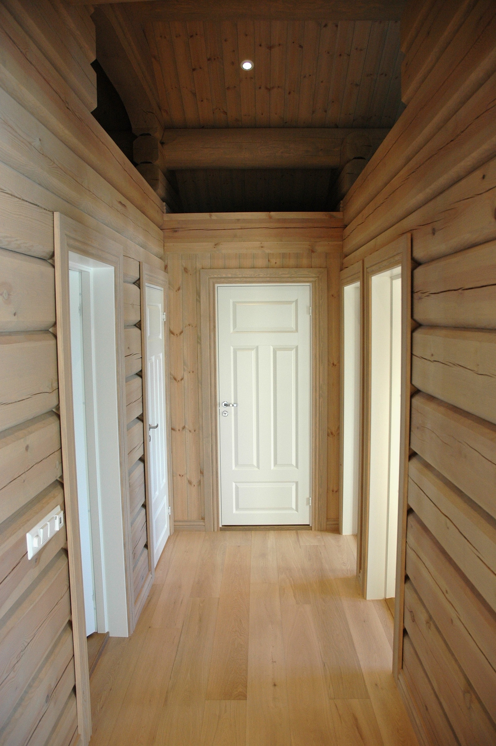 Gang i egen fløy med stort bad, 3 soverom, teknisk rom og 2 hemser, samt overhylle i midten. Varmekabler i gulv. Galleribilde